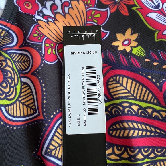 Adorable New Nicole Miller floral one piece swimsuit - Picture 4 of 6